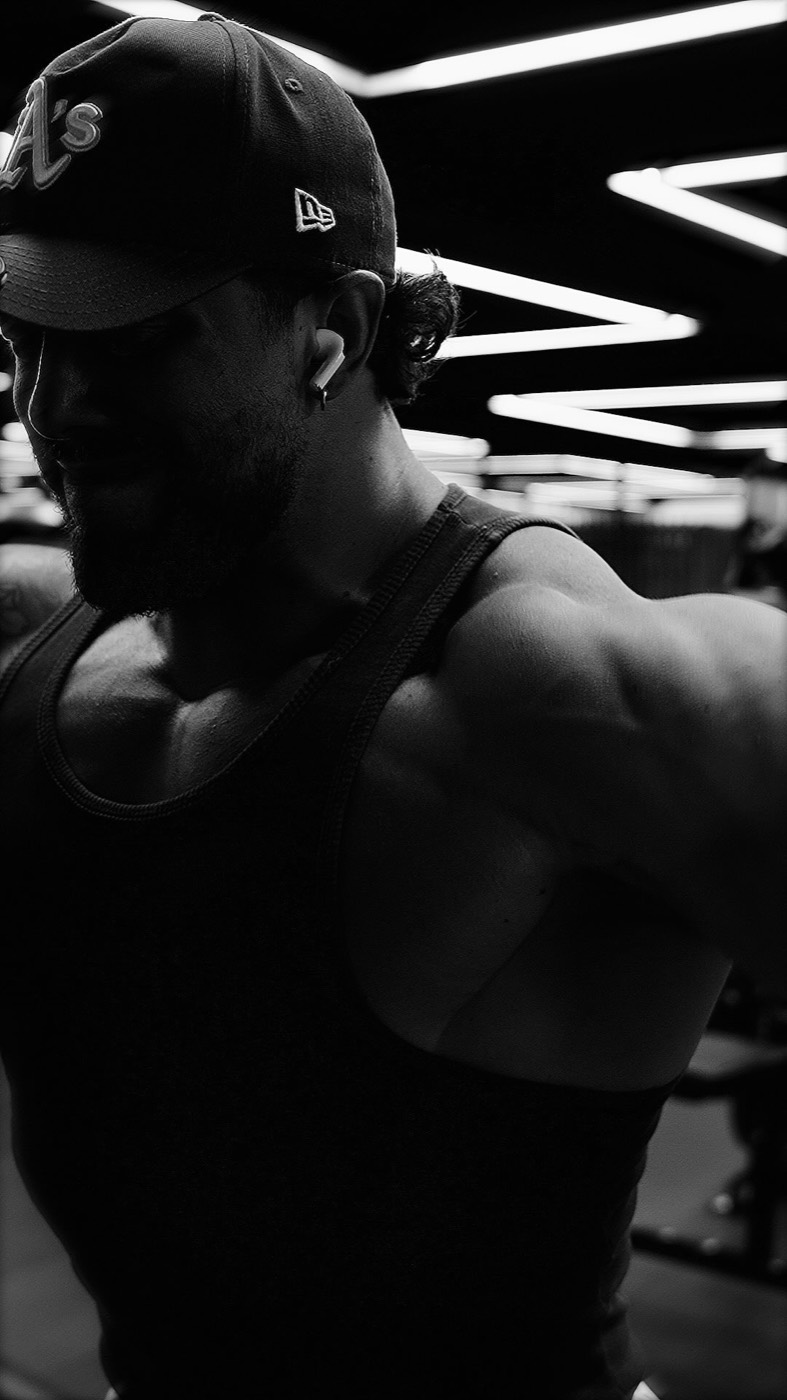 Coach de fuerza de Iron Culture entrenando en el gimnasio