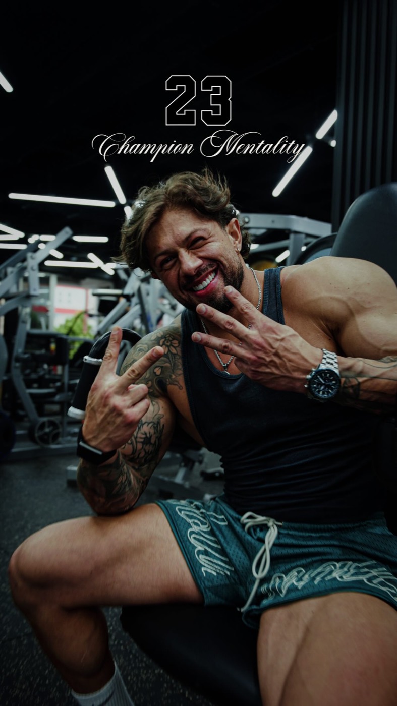 Coach de movilidad y posing de Iron Culture posando en el gimnasio