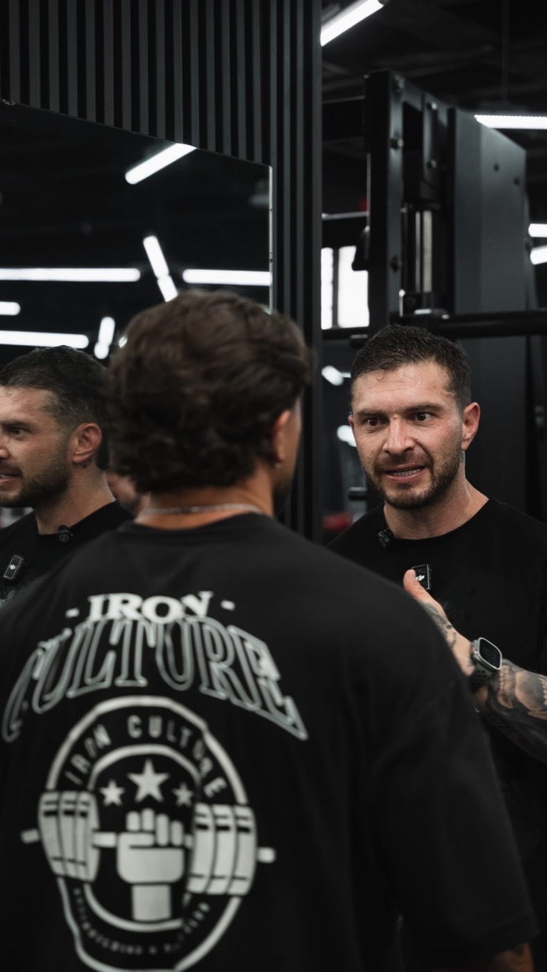 Adrián, fundador de Iron Culture, conversando con miembros en el gimnasio